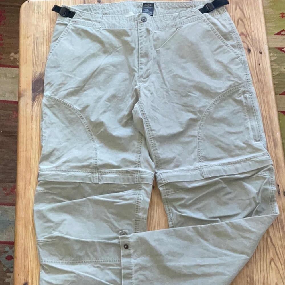 Men’s KÜHL Dry Evaporative Comfort Tech Convertible Zip Hiking Pants. XL/32”L